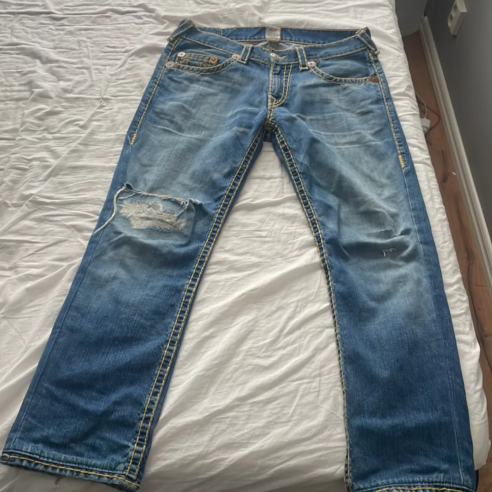 Jätte coola True Religion Jeans, de är köpta i butik för inte länge sen och har inga defekter vad jag kan hitta, de är i stl:34 och är lite långa i bena på mig som är 171cm, rak modell i jeansen. Köparen står alltid för frakt🥰❤️(skriv för fler frågor). Jeans & Byxor.