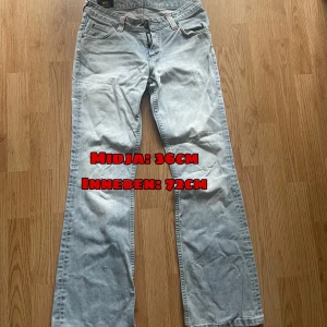 Raka jeans - Coola jeans från lee med slitningar. Någon typ av grönaktig fläck, har aldrig lagt märke till innan. Måtten finns på bilderna. Hör av dig för mer info!