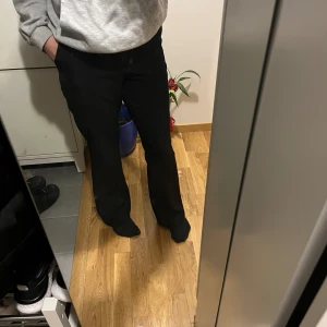 Kostymbyxor bikbok  - Kostymbyxor från bikbok. Storlek 34 i petite så de är lite kortare. Säljs för 200kr.