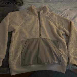 Fin cream/beige north face fleece köpt i north face butik i USA. säljer därför är lite för stor för mig. 