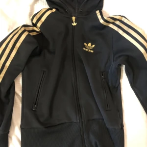 Vintage adidas luvtröja/zip up - Fint skick, säljs då jag inte fått användning av den. Om du har frågor eller vill diskutera priset hör av dig💗
