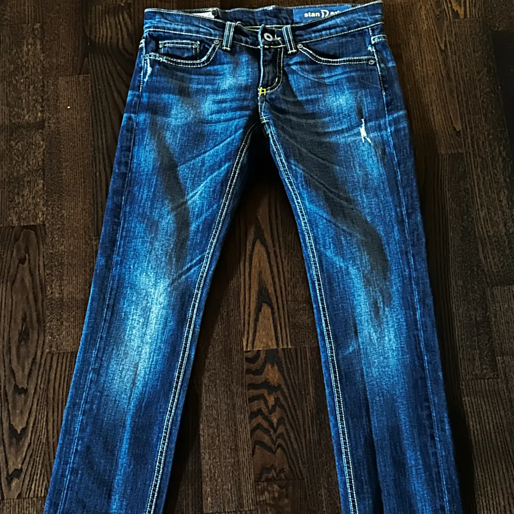 Riktigt feta Dondup slim jeans. Passar storlek 28. Några slitningar men är en del av modellen. Nypris 3000 vårt pris 900kr. Pris går att diskutera!. Jeans & Byxor.