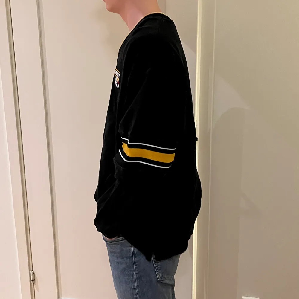 Svart Steelers sweatshirt av The EDGE i storlek L. Det är bra kvalite.  Frakt står köparen för. Hoodies.
