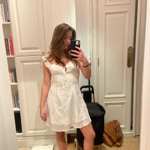 Helt oanvänd Student eller avslutningsklänning  - Så fin student eller avslutningklänning som är helt ny aldrig använd pga att den var för liten. Den är från märket cider! 