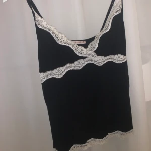 Topp från Anna Field  - Jättesöt topp från Anna Field, fint skick.  Storlek s/m 