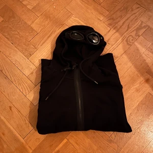 CP COMPANY HOODIE - Skick 10/10, en helt hyfsat ny men knappt använd CP company hoodie. Köp på nk för cirka 3000kr