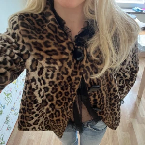 Leopard jacka - Sjuukt snygg trekvartsärmad jacka i leopard mönster 🫶🏼🫶🏼