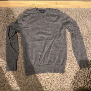 Merino ull tröja - Väldigt snygg merino ull tröja från Riley. Säljer för den är för liten för mig. Skick 9/10.