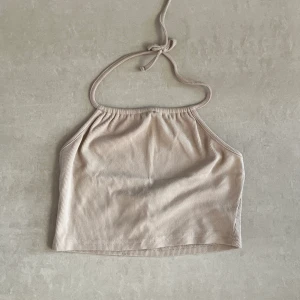 Beige sommartopo - Beige ribbad topp från Shein. Perfekt till sommaren. Stl M, men passar även XS/S. Mycket bra skick.