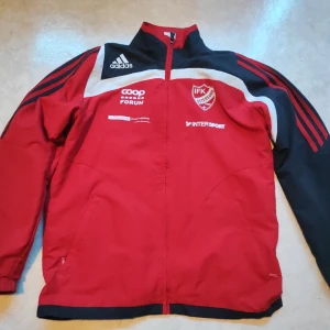 Fotbolls tröja IFK Östersund - Äldre fotbollströja för Ifk Östersund. För mer info om mått se sista bilden. Väldigt lite använd och ser ut att vara iprincip i nyskick.