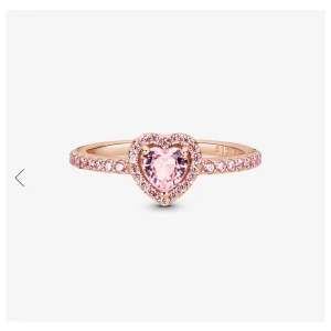 Pandora ring - Säljer min super fina pandora ring som jag köpte här på Plick, då den tyvärr inte passade. Den är i storlek 48, bilden är lånad men kan skicka mer bilder vid intresse💗💗Priset är diskuterbart vid snabb och smidig affär💗