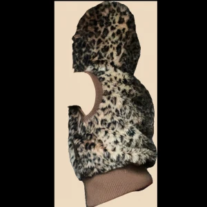 Pälsväst - Super snygg pälsväst med leopard mönster och luva. Sitter super skönt, den är lite kroppad i passformen och är fodrad med avtagbar luva. (Skicket är mycket bra, andvänd ett fåtal gånger.) för mer bilder eller frågor skriv privat!💕🐆