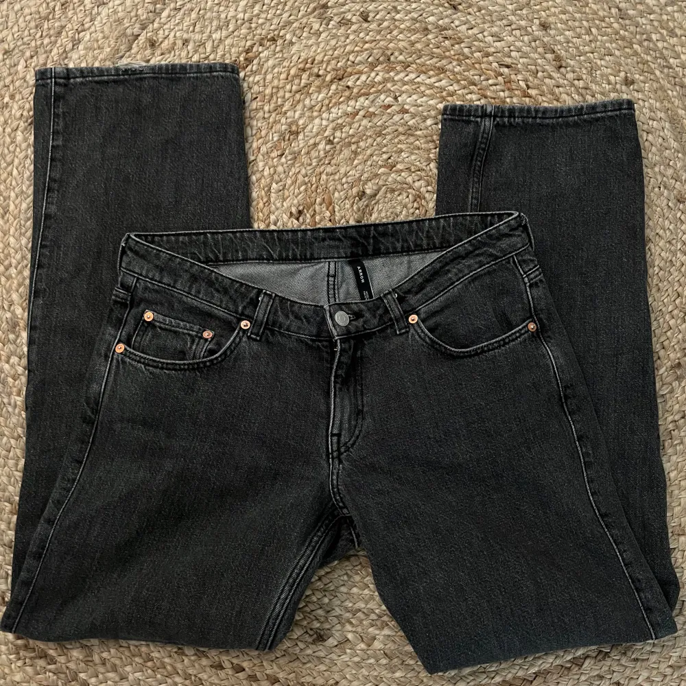 Skit snygga jeans med låg midja från weekdag i väldigt bra skick. 🩷💞. Jeans & Byxor.