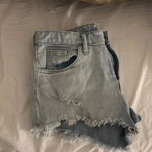 Jeansshorts  - Så snygga shorts från hm! Storlek 38 men passar 36 också. Jättebra skick💞