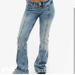 Såååå otroligt snygga lågmidjade bootcut jeans från monki. Köpt på plick för 599 men köpte dem i fel storlek så säljer därav. Det är bara att ställa frågor angående plagget eller storlek osv!