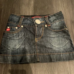 Miss sixty jeans kjol - Denna kjol är från miss sixty och köptes förra sommaren! Skriv privat om ni har frågor❤️
