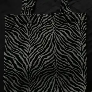 Super söt tygväska i zebra mönster. Inga defekter 🦓💘