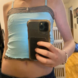 Jättesöt sommarlinne/topp - Jättesöt sommarlinne eller sommartopp med spets! Säljer då den är lite liten och kommer inte till användning! Skulle säja att den passar en som bär xs eller xxs