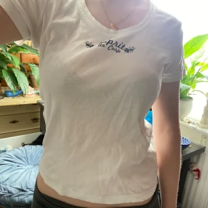 Vit Esprit t-shirt - En vit t-shirt från Esprit. Inga defekter. Skriv innan du köper och tveka inte att skriva om du har några frågor! 💋