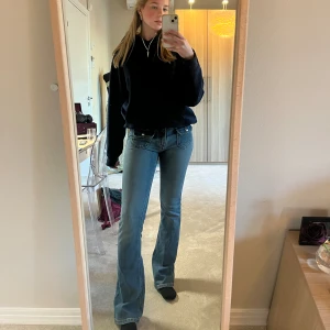 Lågmidjade Zadig jeans - Sjukt snygga lågmidjade bootcutjeans från Zadig et Voltaire! Skriv privat för mer info! Pris kan diskuteras!