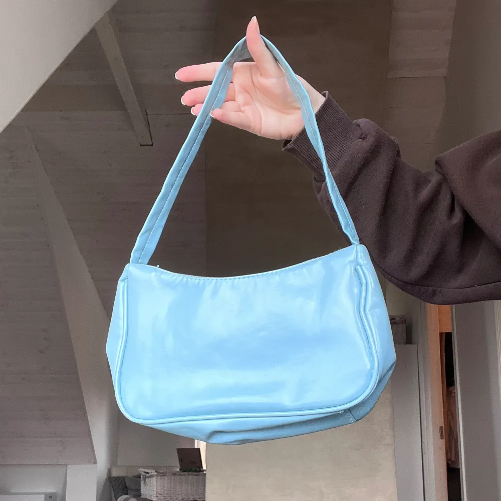 Super söt ljusblå väska, köpt här på Plick för flera år sedan så vet inte märket. . Väskor.