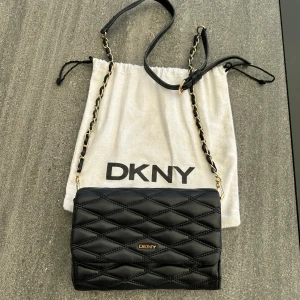 DKNY väska - DKNY väska i bra skick! 100% Lamm läder 