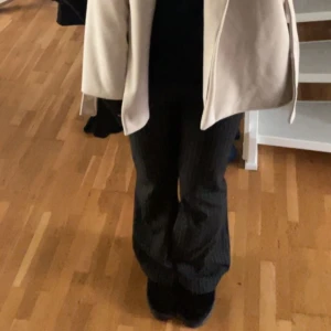 Kostymbyxor - Streckade kostymbyxor som inte används! Från Gina💗