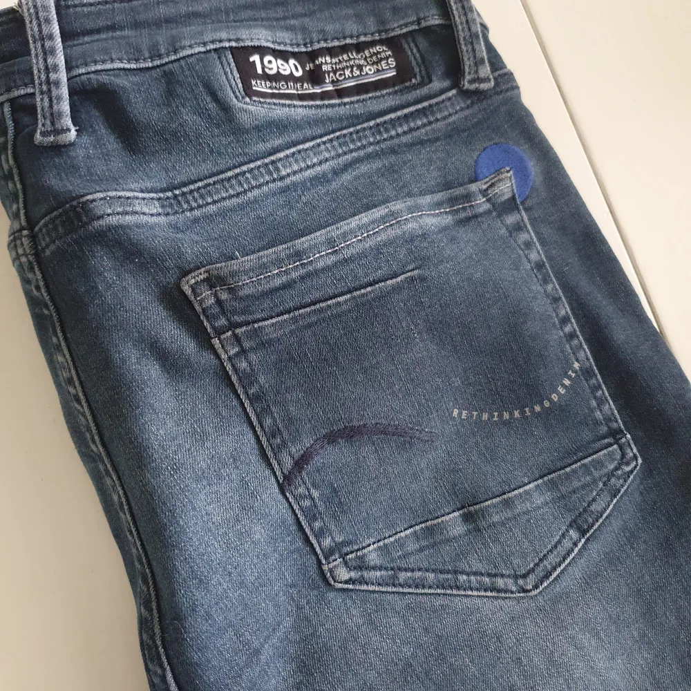 Superfina jeans, endast använda nån enstaka gång så i nyskick. Modellen är slim/straight. Nypris är 1200 kr.. Jeans & Byxor.
