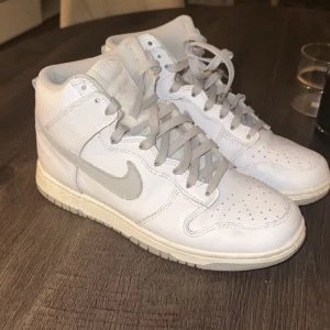 Nike dunks - Super snygga Nike dunks, vita och beiga. Storlek 40. Lite använda men i väldigt bra skick