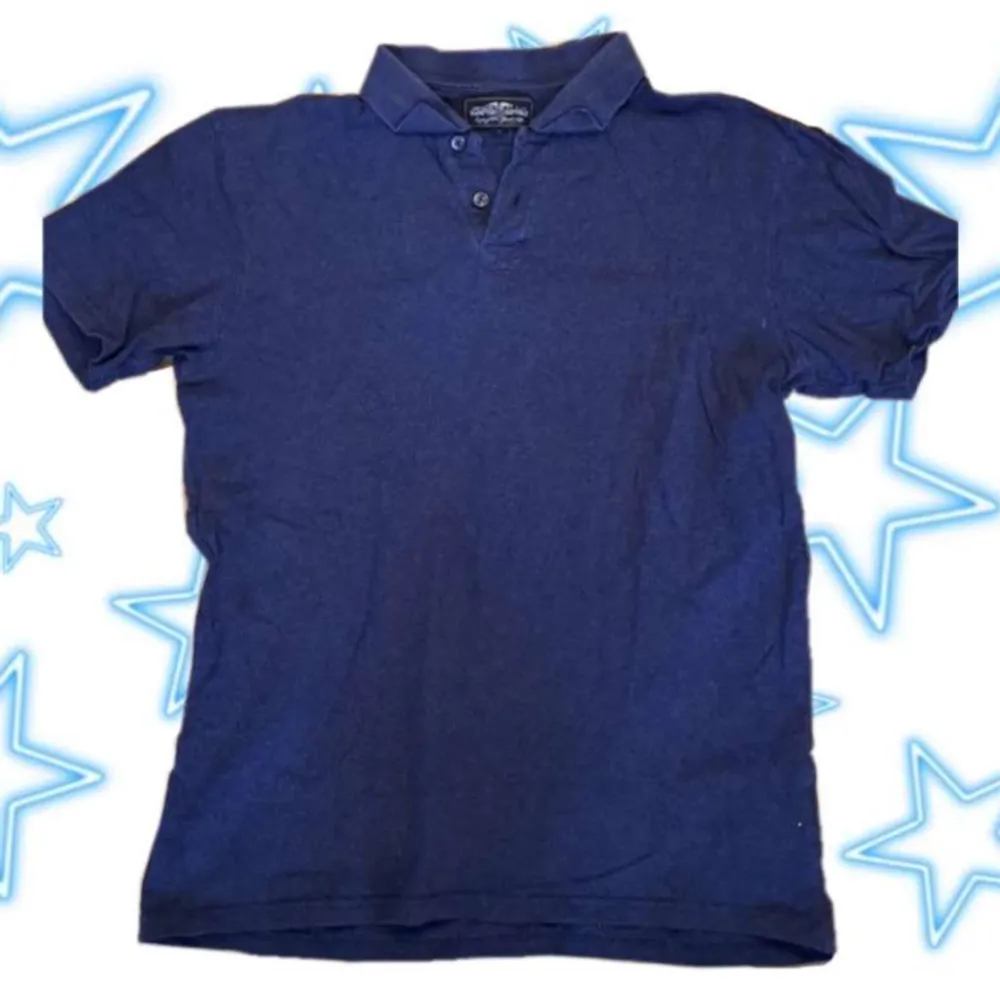 Fin marinblå pikétröja i fint skick! Använd köp nu!☆. T-shirts.