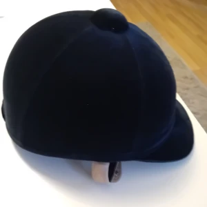 Ridhjälm  Charles Owen  - Bra skick