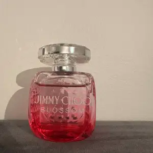Säljer min Jimmy choo blossom parfym. Flaskan är 60 ml och den är använd jätte lite . Söt och blommig doft perfekt till sommaren.  Fler bilder kan skickas Säljs då jag har för många parfymer som inte används