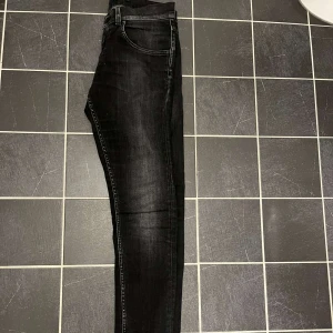 Tiger of sweden jeans  - Ett par snygga tiger of sweden jeans i storlek Small  som passar 170-178cm. | Nypris 1600kr | Vårat pris endast 449kr | Skick 8.5/10 grymt skick inga defekter | Hör av dig vid frågor!🔔