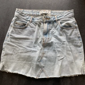 Jeanskjol - Jeanskjol. Egen detalj för att bredda den nertill enligt sista bilden.