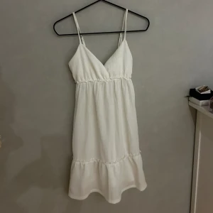 Vit klänning - Vit klänning från HM i storlek S. Använd en gång så i toppskick. Säljes för 100kr
