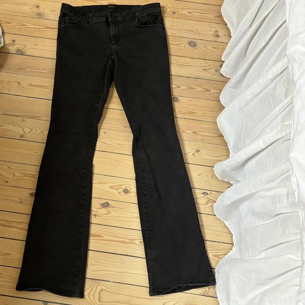 Ett par snygga svarta lågmidjade bootcut jeans från Only. Bara använt några gånger så dom är i bra skick! De passar till allt och är väldigt bekväma🥰        Nypris 600kr!. Jeans & Byxor.