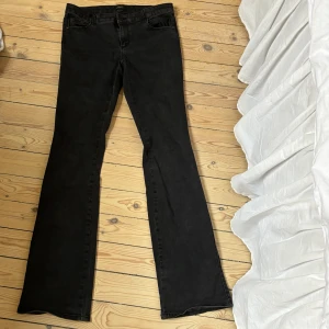 Lågmidjade Bootcut jeans - Ett par snygga svarta lågmidjade bootcut jeans från Only. Bara använt några gånger så dom är i bra skick! De passar till allt och är väldigt bekväma🥰        Nypris 600kr!