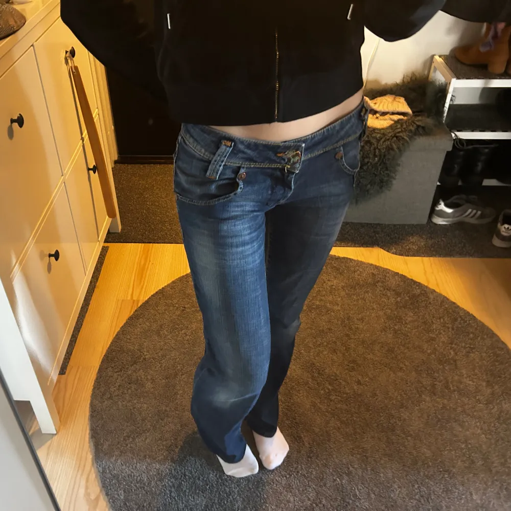 Lee jeans utsvängde och låg midjade. Jag är 165 cm lång och dom är lite långa på mig men inte så jag trampar på dom. Lösa trådar runt knappen men inte trasig, skriv för fler bilder💞💞  (pris går att diskuteras). Jeans & Byxor.