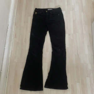 Lois jeans för bra pris🖤 - Fina Lois jeans👖Liten vit fläck därav priset men den går nog bort om man verkligen vill! Byxorna har legat i garderoben ett tag och därför dem är lite dammiga men tvättad såklart innan dem skickas🧺🫧