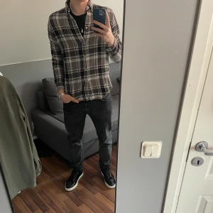 Ralph Lauren Flanellskjorta  - Flanellskjorta från Ralph Lauren. Skjortan är i riktigt bra skick, inga defekter. Dock är tvättlappen borta. Storleken är L men sitter mer som M. Skriv om funderingar eller fler bilder!