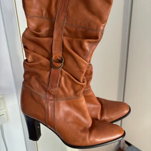Bruna boots  - Jättefina höga boots som sluta strax innan knät! Strlk 39