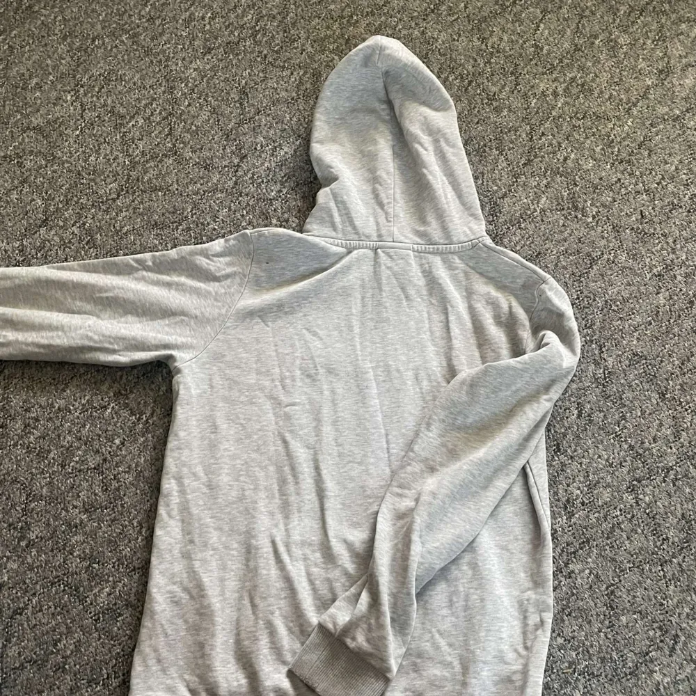 Jag säljer denna gråa peak performance hoodie i storlek S, jag säljer den för att jag sällan använder den då jag växt ur den. Den är i bra skick och har infa hål eller deffekter 8/10. Pris kan diskuteras. Hoodies.
