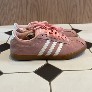 Adidas - Rosa adidasskor som tyvärr var för små för mig🥲 storlek 38 men lite åt de smalare hållet. Har lite ytsmuts men inget som märks