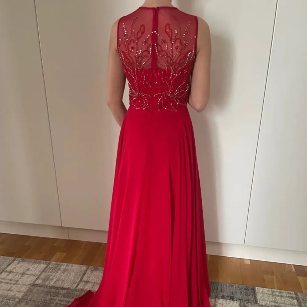 Super fin balklänning i rött, storlek m❤️ kolla bilderna noga för detaljer. Inga tecken på användning och kemtvättad! Köpt från gino cerruti. Klänningar.