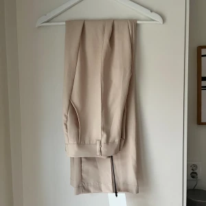 Madlaydy kostymbyxor  - Säljer dessa as snygga kostym byxor, då ja glömt använda de 🫶🫶🫶 