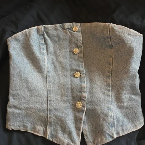 Denim korsett HM - Jättefin denim korsett från HM. Använt ca 3 gånger och säljer för att den inte kommer till användning. Dupe på Gannis denim topp som var väldigt populär för något år sedan. Inga defekter! 