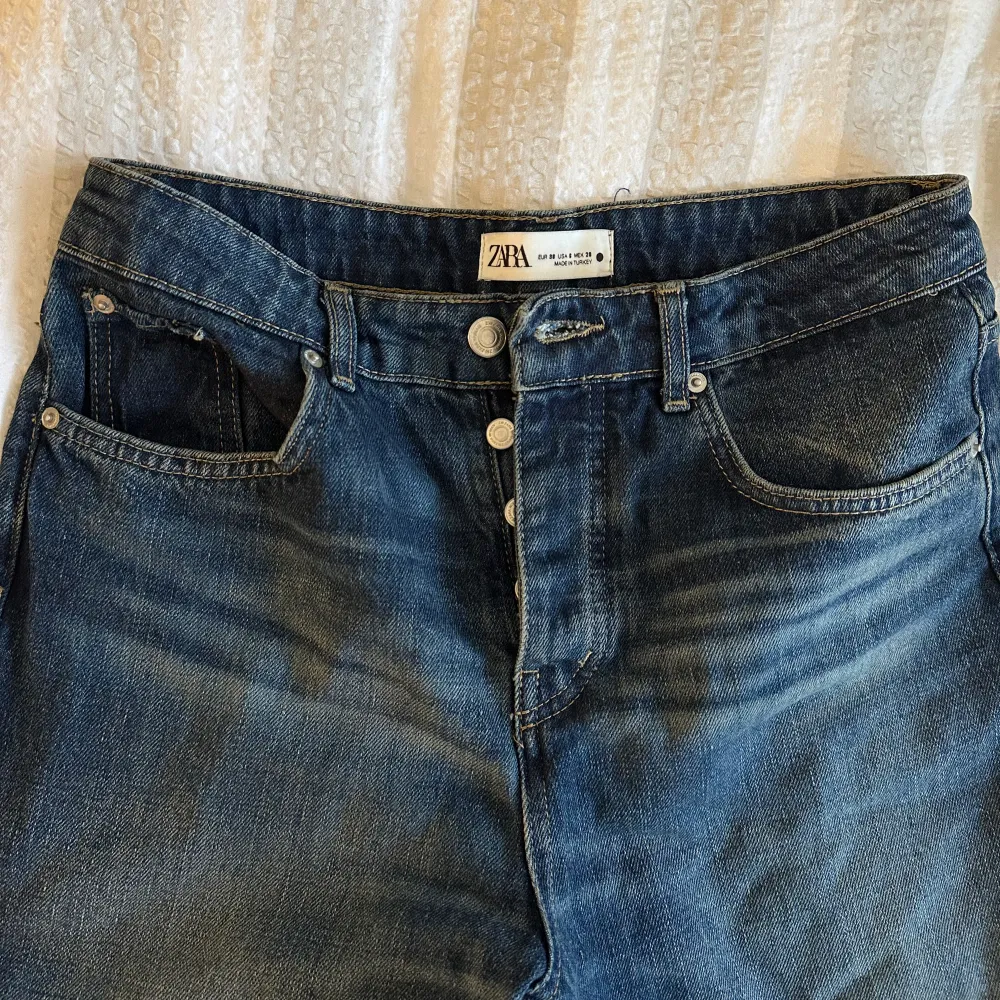 Säljer dessa slutsålda och HELT oanvända raka midwaist jeans från zara då de ej kommer till användning.  storlek 38 funkar för dig som brukar ha 36/S också. Köpta för 399kr säljer för 200kr. Gå ner i marken på mig som är 165 cm. Köp via ”köp nu”🩷. Jeans & Byxor.