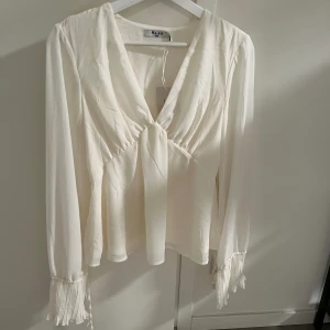 Vit blus  - Säljer denna vita blus köpt från NA-KD. Stl XS. Aldrig använd, lapp kvar 