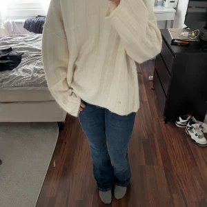 Knitted sweatshirt  - Myssig tröja då jag säljer den pga jag ångrade mig, endast använd en gång🤍 Pris kan diskuteras!  Fläcken är på spegeln inte på tröjan🙌
