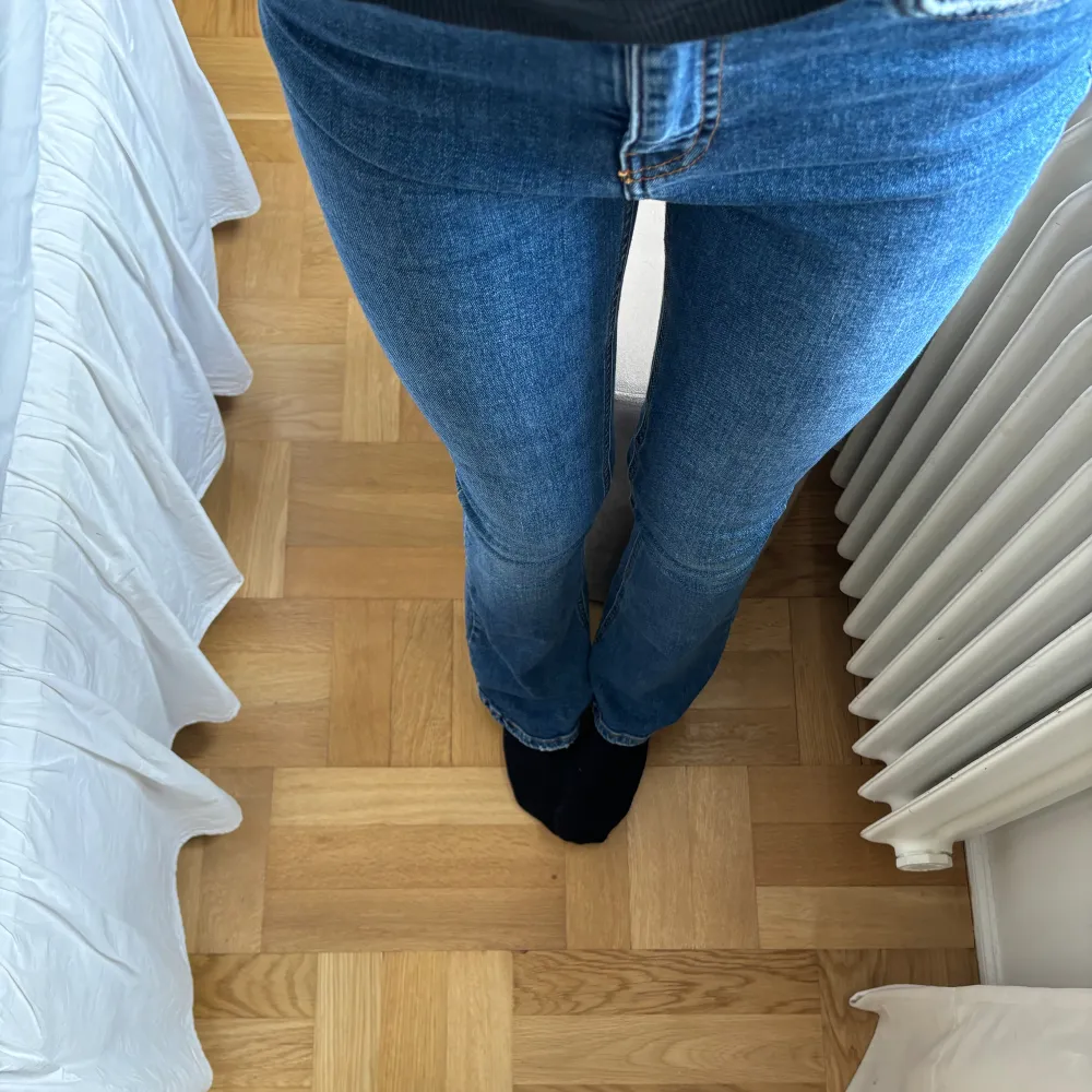 Säljer dessa jättesnygga jeans från ginatricot i storlek S! Jag är 170cm o de passar bra på mig 💕 mid/low waist. Jeans & Byxor.